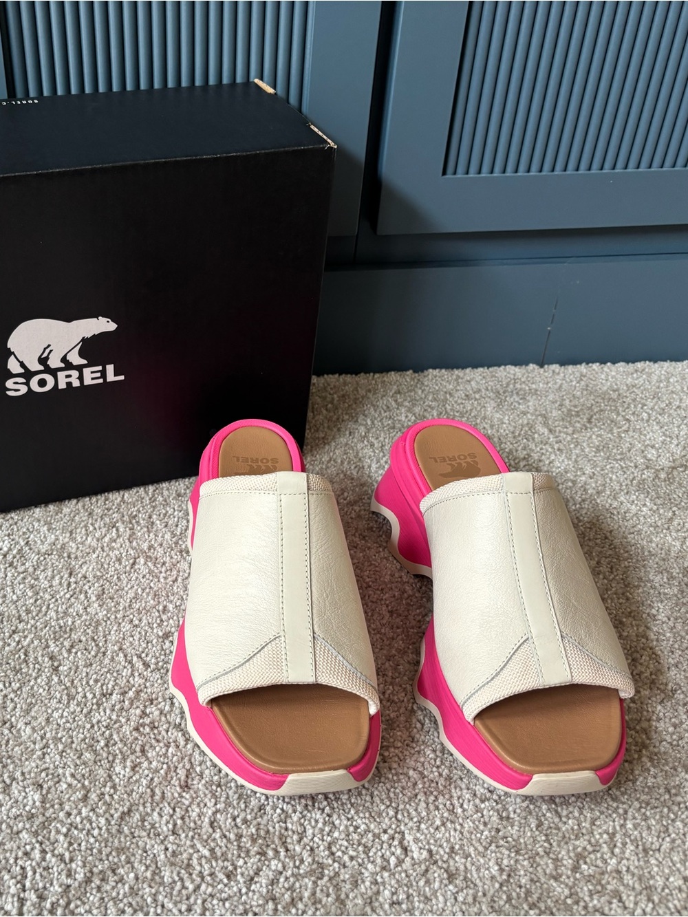 New in box Sorel size 8 leather slide on sandal with wavy pink soles - Picture 1 of 3
